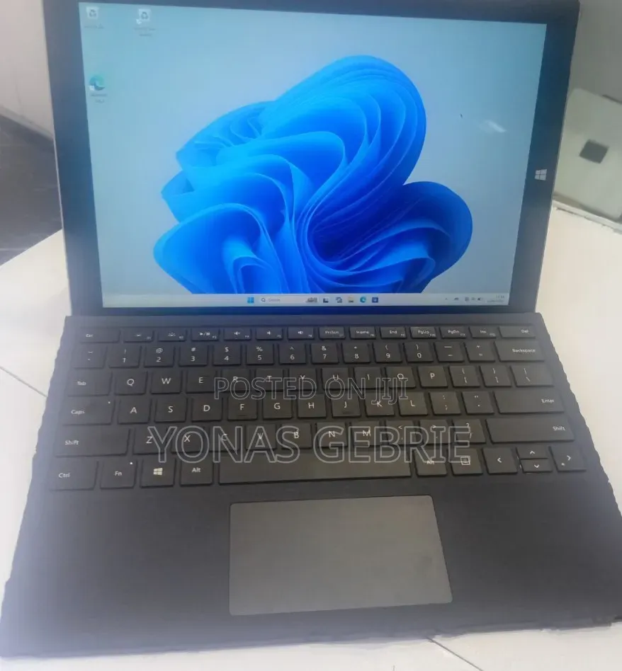 New Laptop Microsoft Surface 8GB Intel Core i7 SSD 256GB