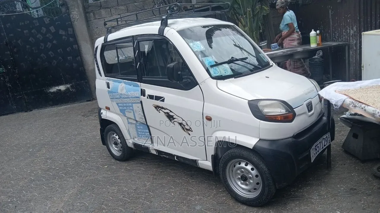 Bajaj Qute 2019 White
