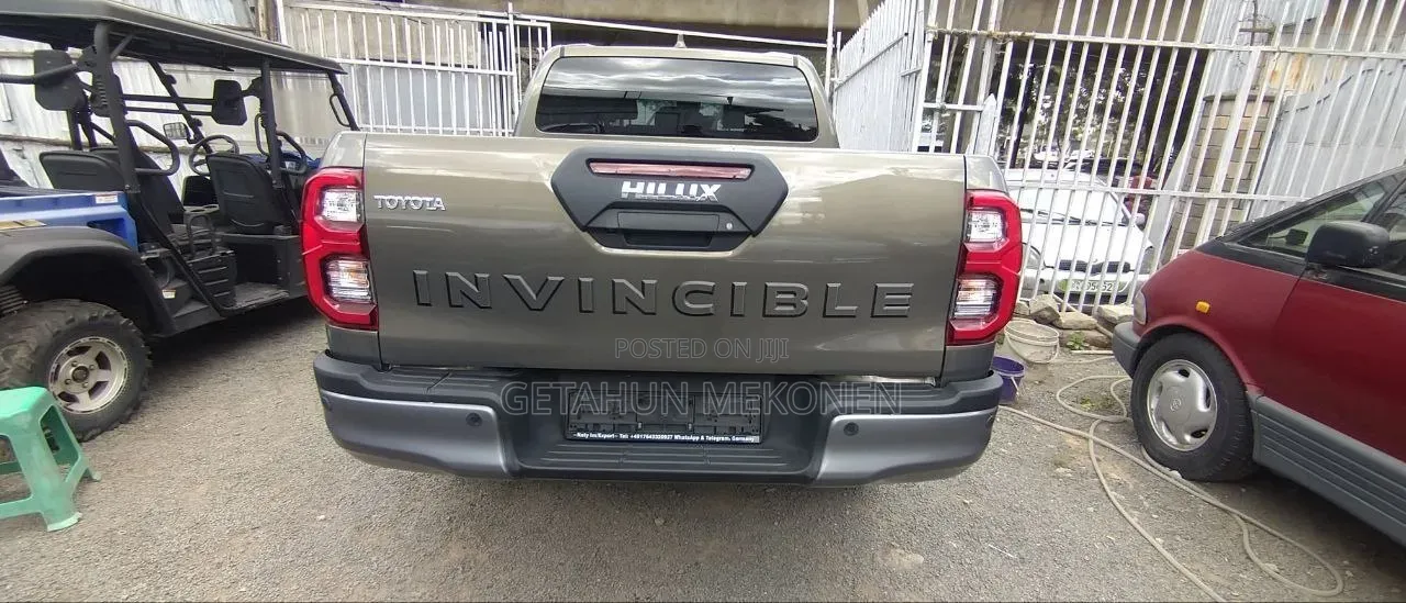New Toyota Hilux 2025 Gray