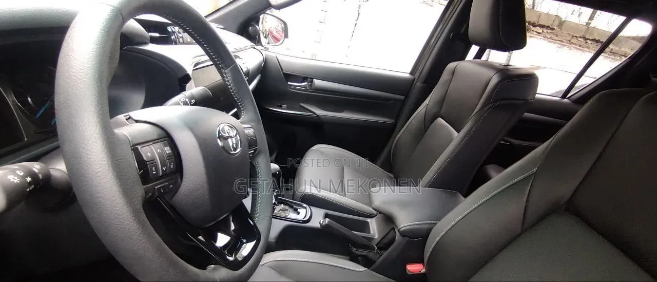 New Toyota Hilux 2025 Gray