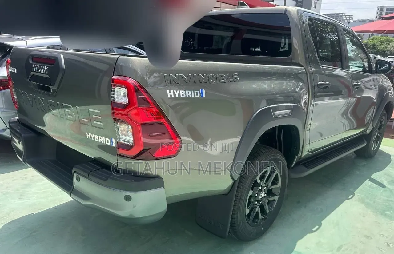 New Toyota Hilux 2025 Gray