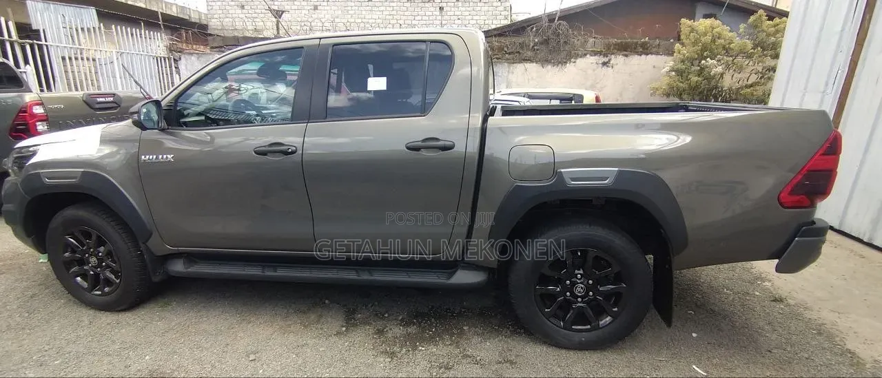 New Toyota Hilux 2025 Gray