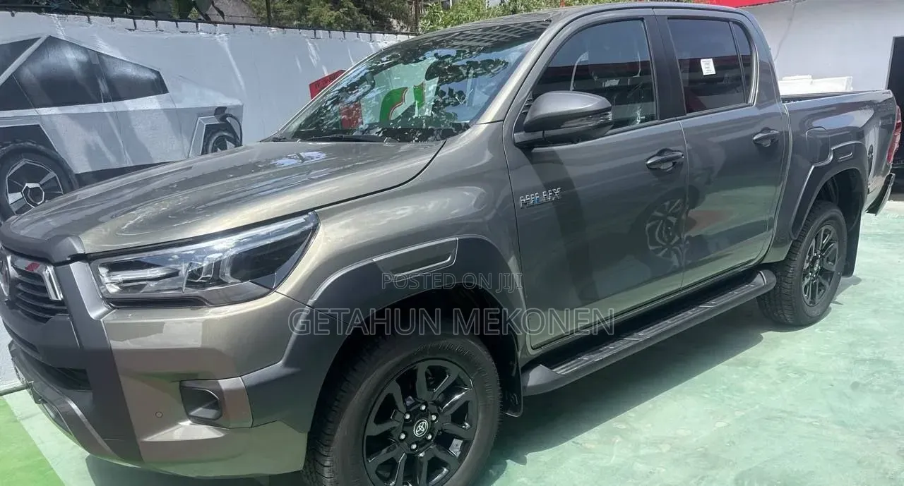 New Toyota Hilux 2025 Gray