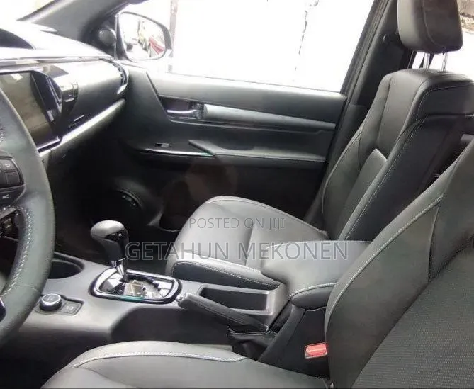 New Toyota Hilux 2025 Gray