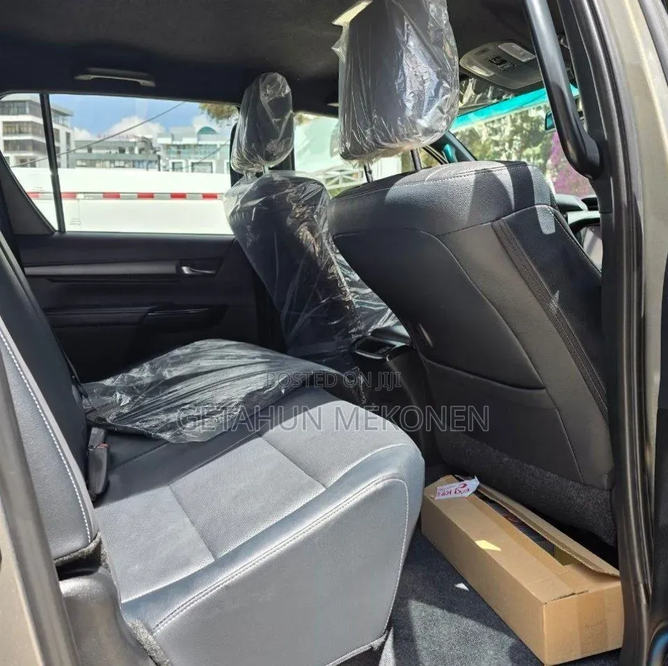 New Toyota Hilux 2025 Gray