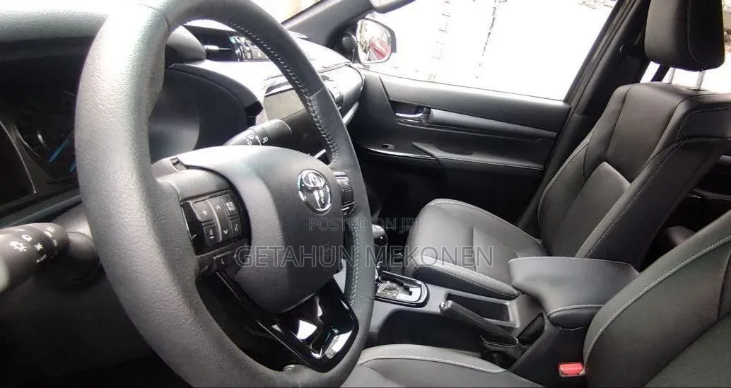 New Toyota Hilux 2025 Gray