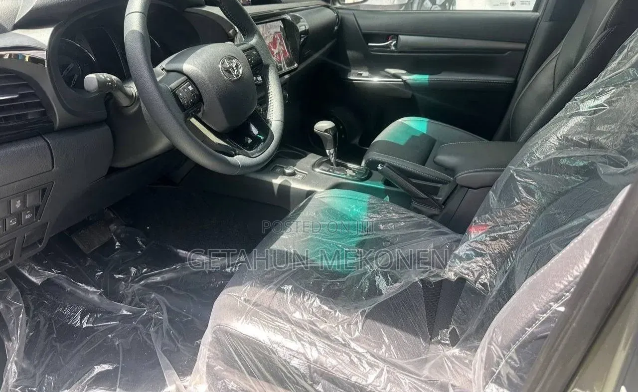 New Toyota Hilux 2025 Gray