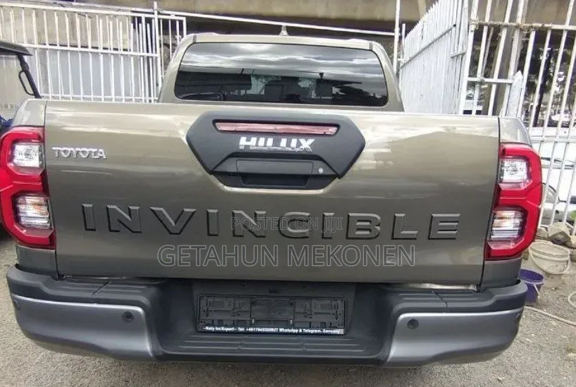 New Toyota Hilux 2025 Gray
