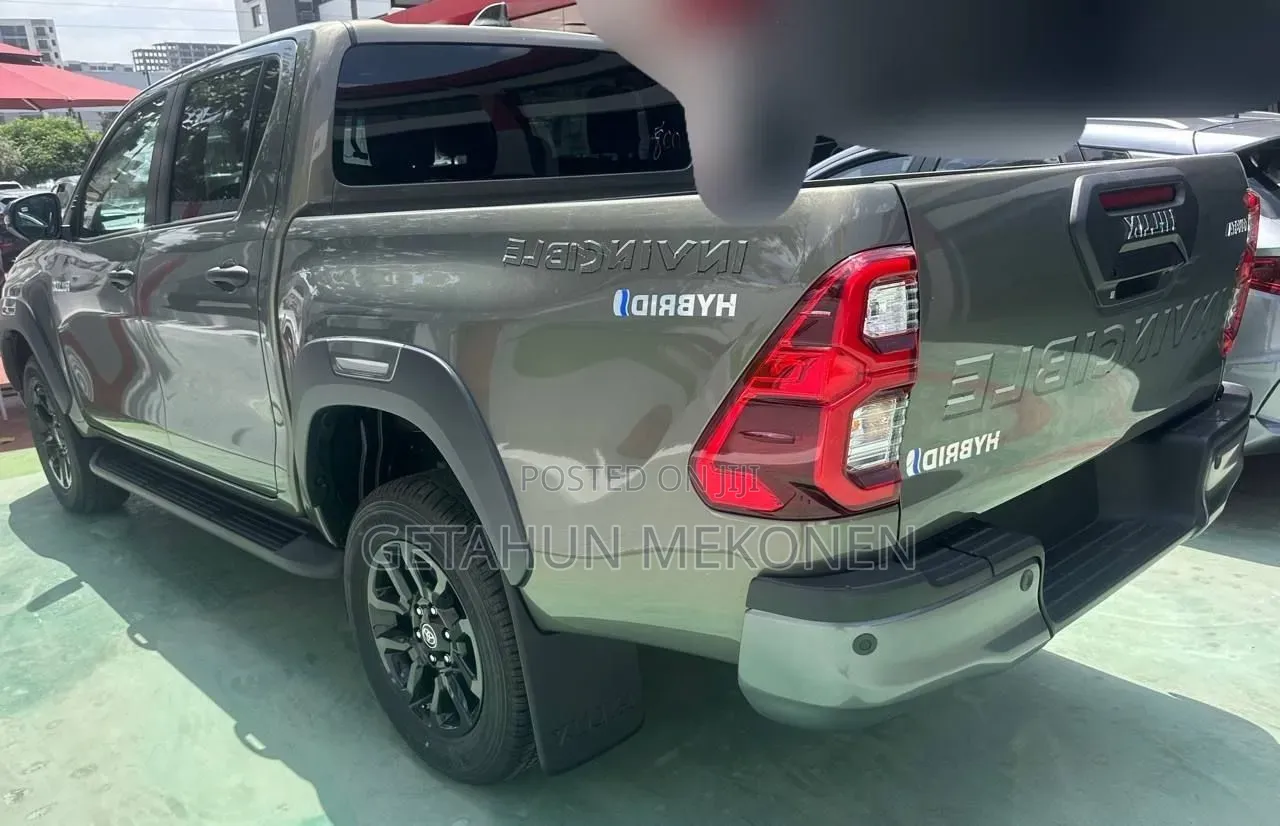 New Toyota Hilux 2025 Gray