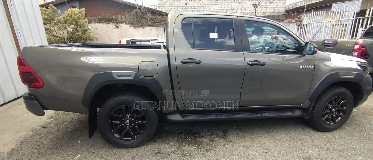 New Toyota Hilux 2025 Gray