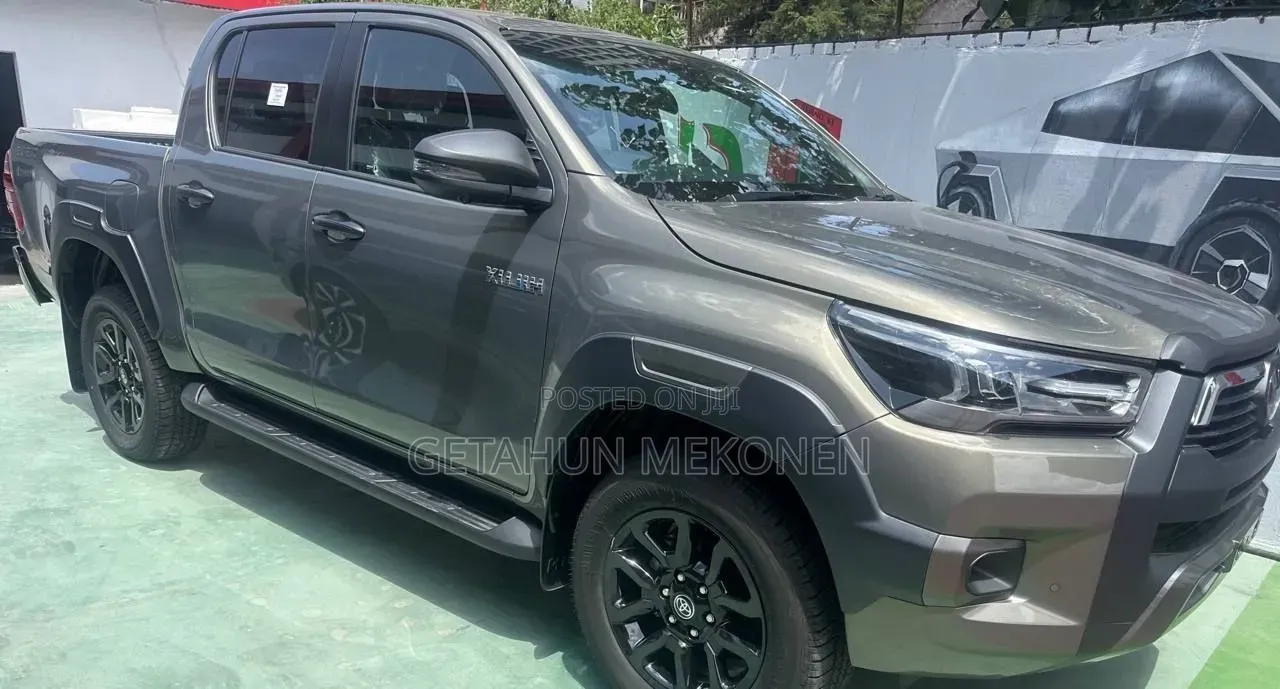 New Toyota Hilux 2025 Gray