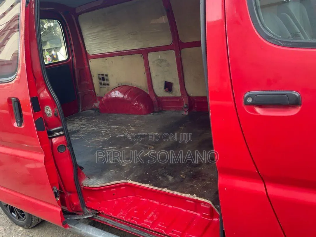 Toyota HiAce 2010 Red