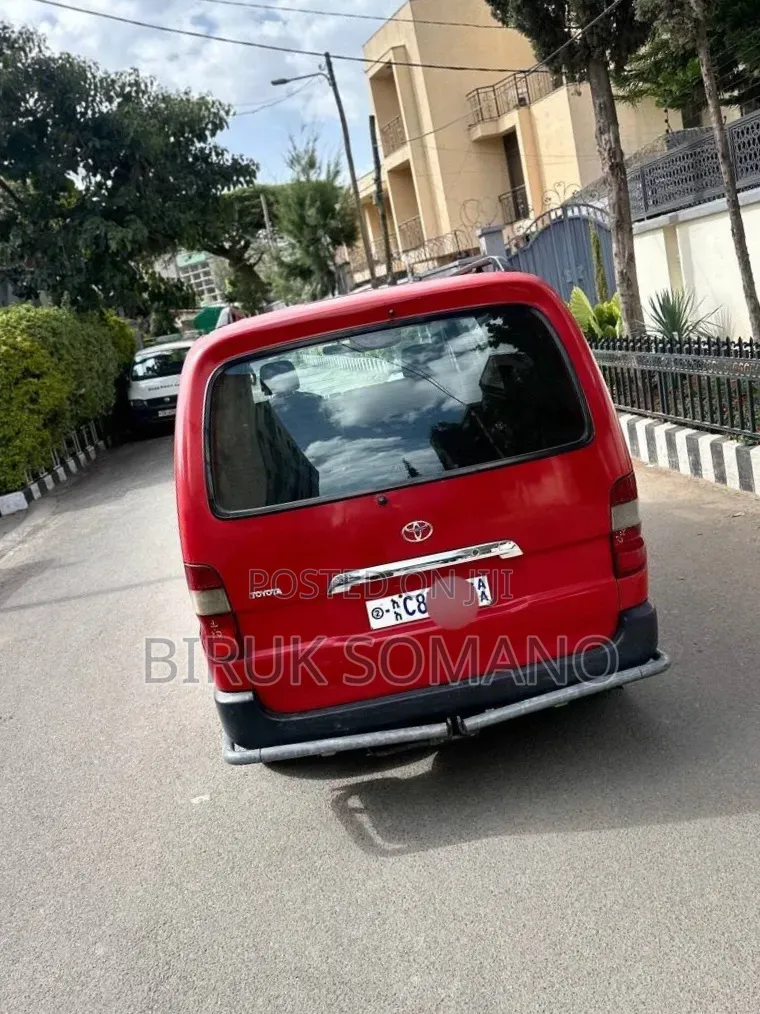 Toyota HiAce 2010 Red