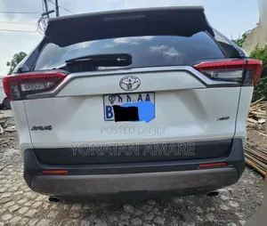 Toyota RAV4 2021 White