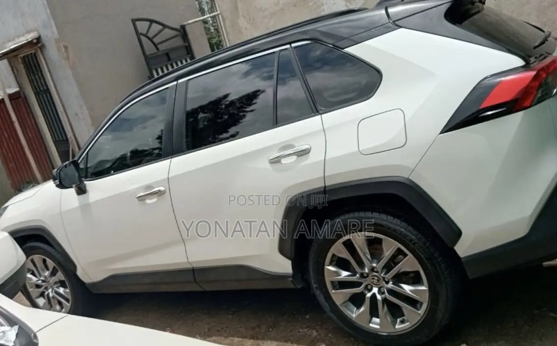 Toyota RAV4 2021 White