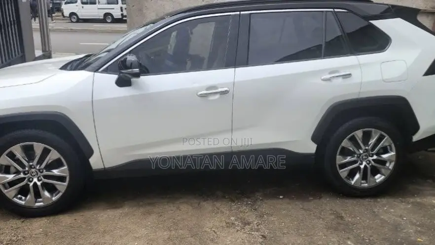Toyota RAV4 2021 White