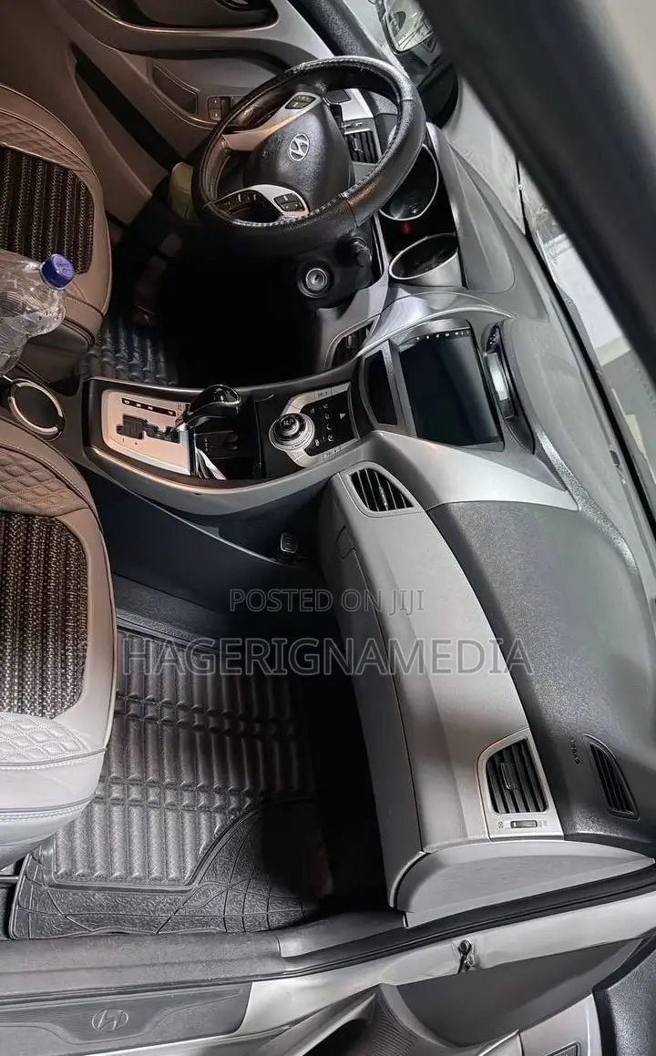 Hyundai Elantra 2012 Silver