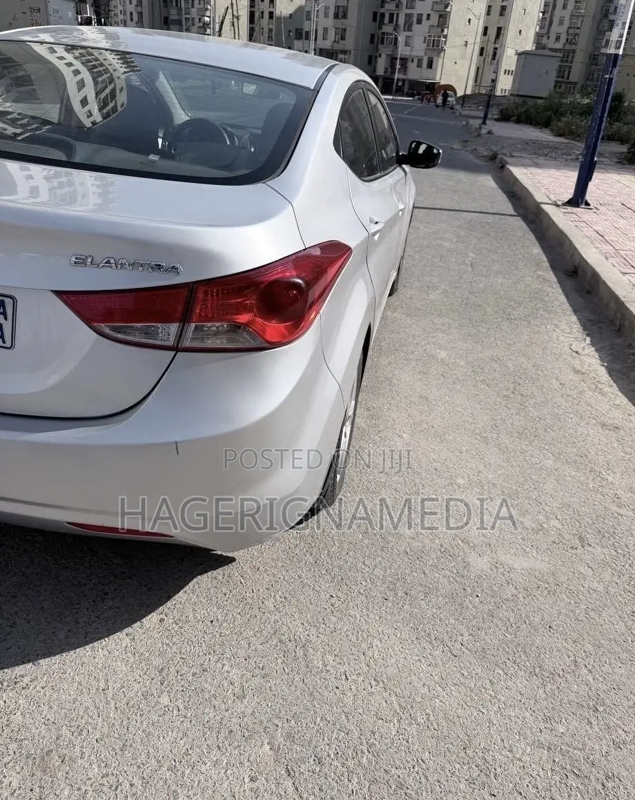 Hyundai Elantra 2012 Silver
