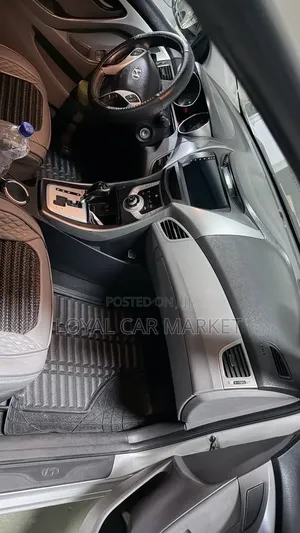 Hyundai Elantra 2012 Silver