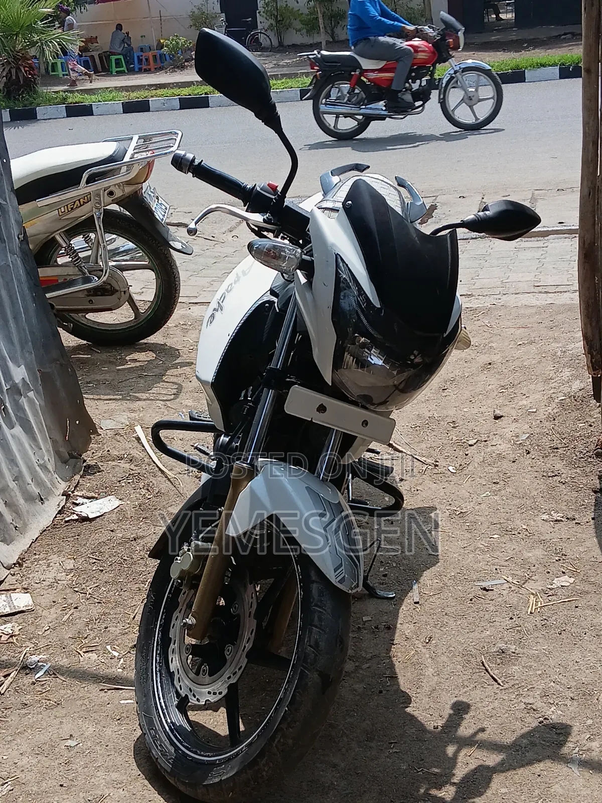 TVS Apache 180 RTR 2017 White