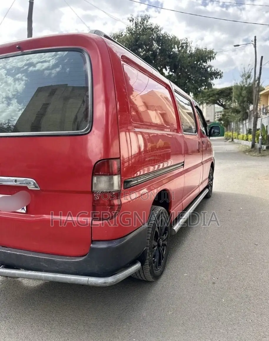 Toyota HiAce 2010 Red