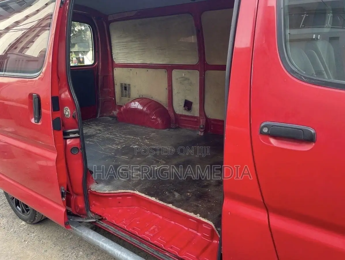 Toyota HiAce 2010 Red