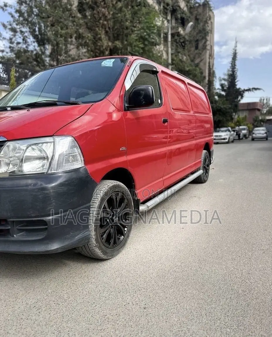 Toyota HiAce 2010 Red