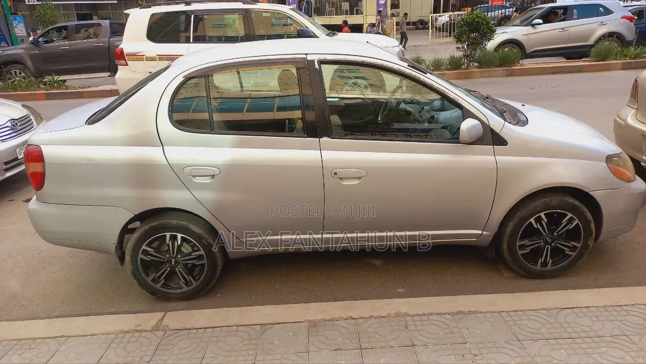 Toyota Platz 2001 Silver