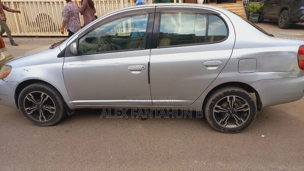 Toyota Platz 2001 Silver