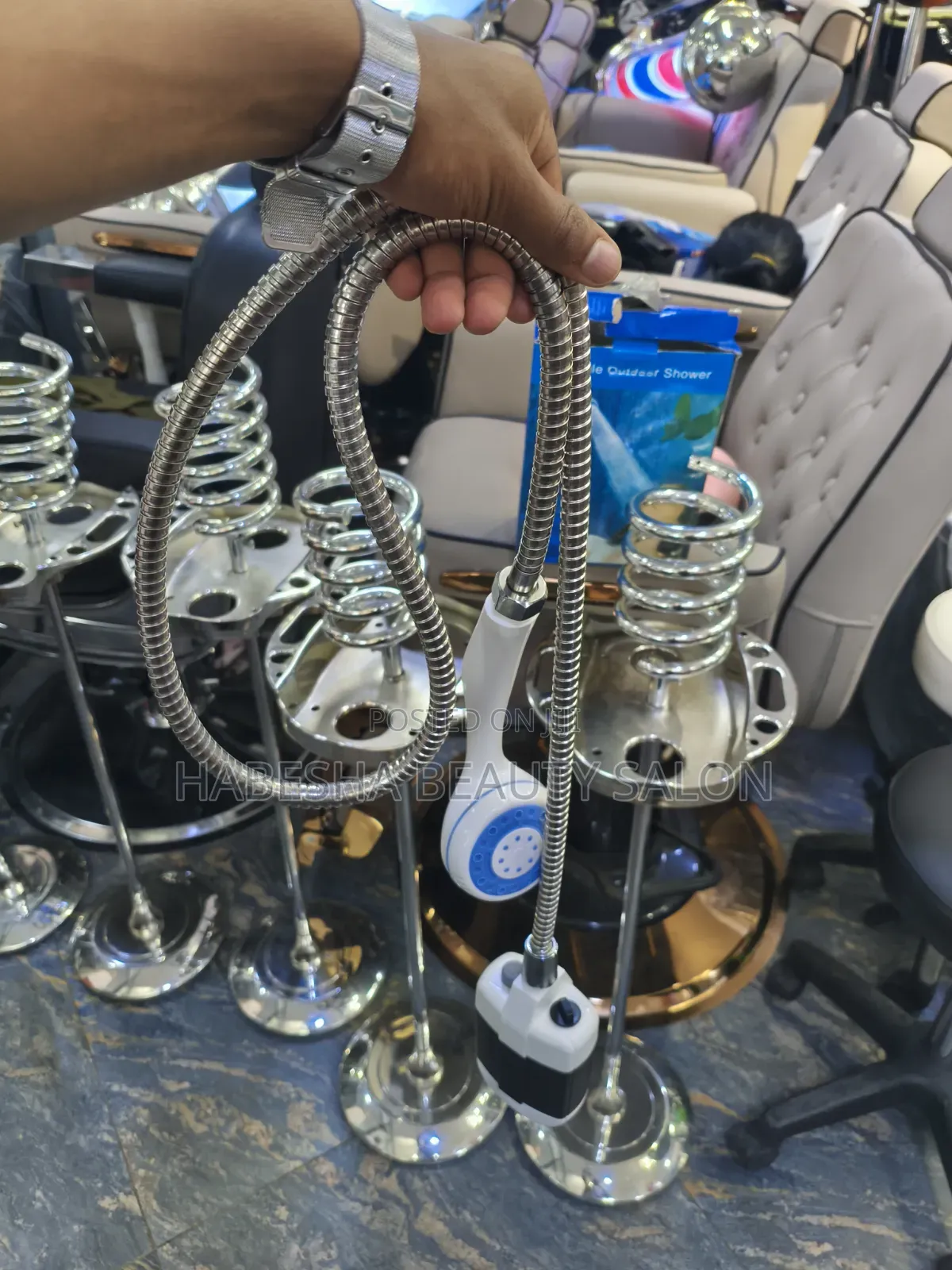 በቻርጅ የሚሰራ ተንቀሳቃሽ የሻወር መታጠቢያ (Rechargeable Portable Outdoor Shower)