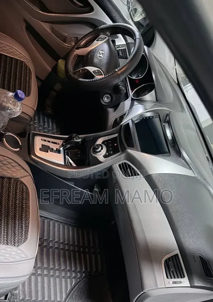 Hyundai Elantra 2012 Silver