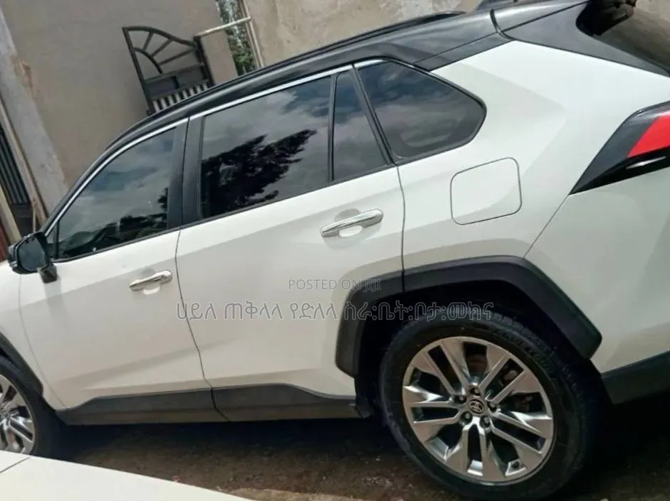 Toyota RAV4 2021 White