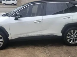 Toyota RAV4 2021 White