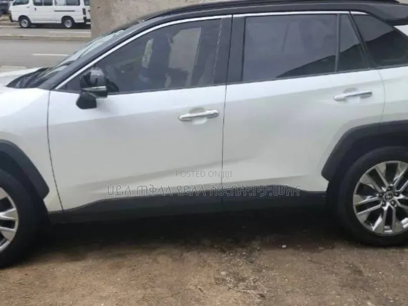 Toyota RAV4 2021 White