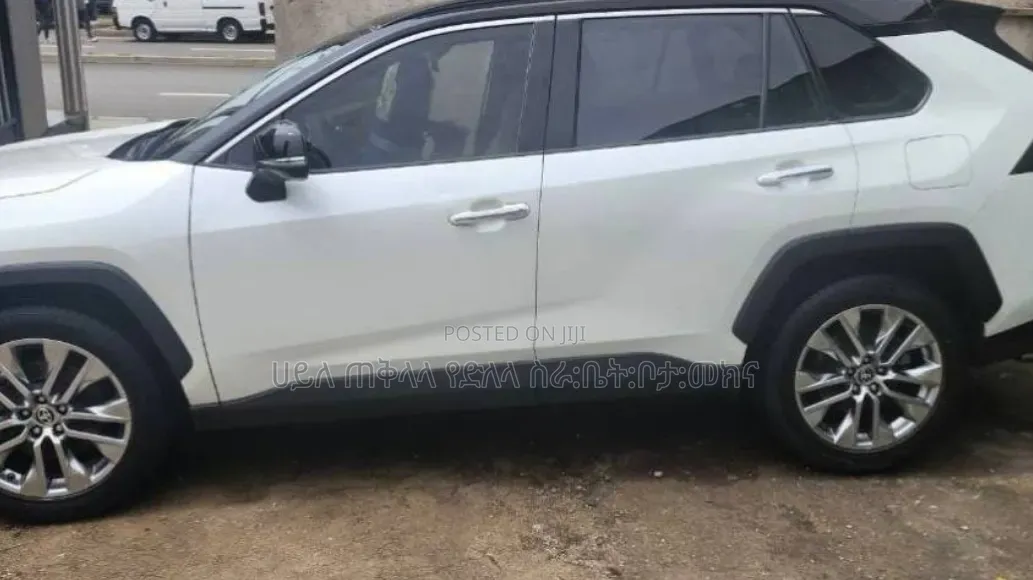 Toyota RAV4 2021 White
