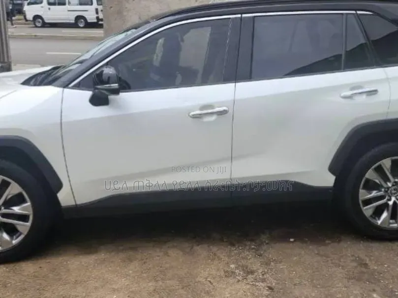 Toyota RAV4 2021 White