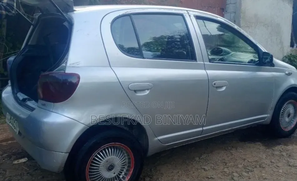 Toyota Vitz 2001 Silver