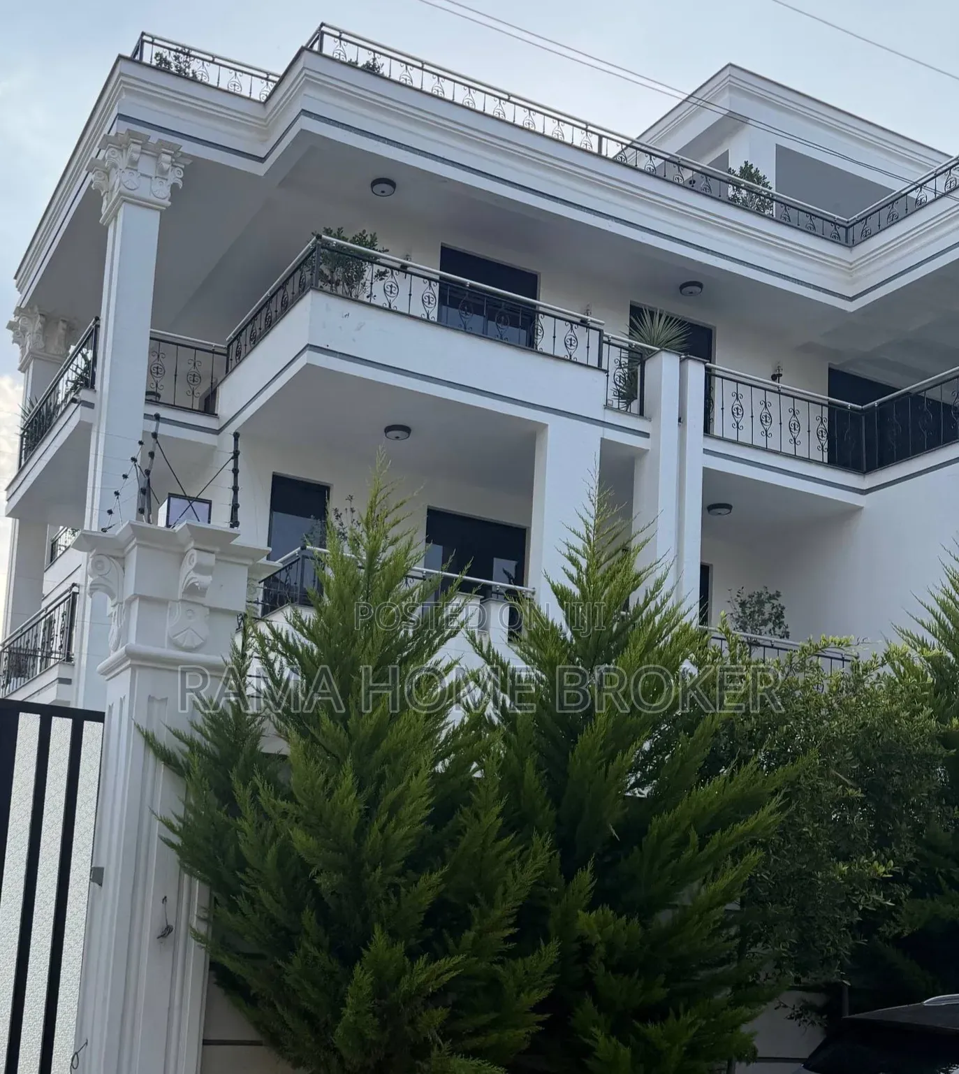 Furnished 7bdrm Townhouse/Terrace in አያት ኮምፓወንድ ውስጥ, Yeka for sale
