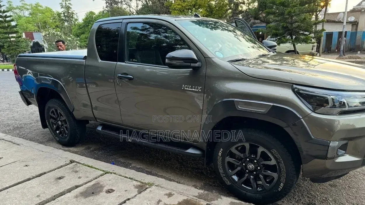 Toyota Hilux 2021 Gray