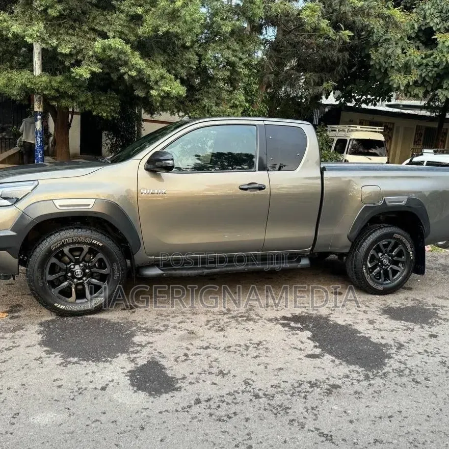 Toyota Hilux 2021 Gray