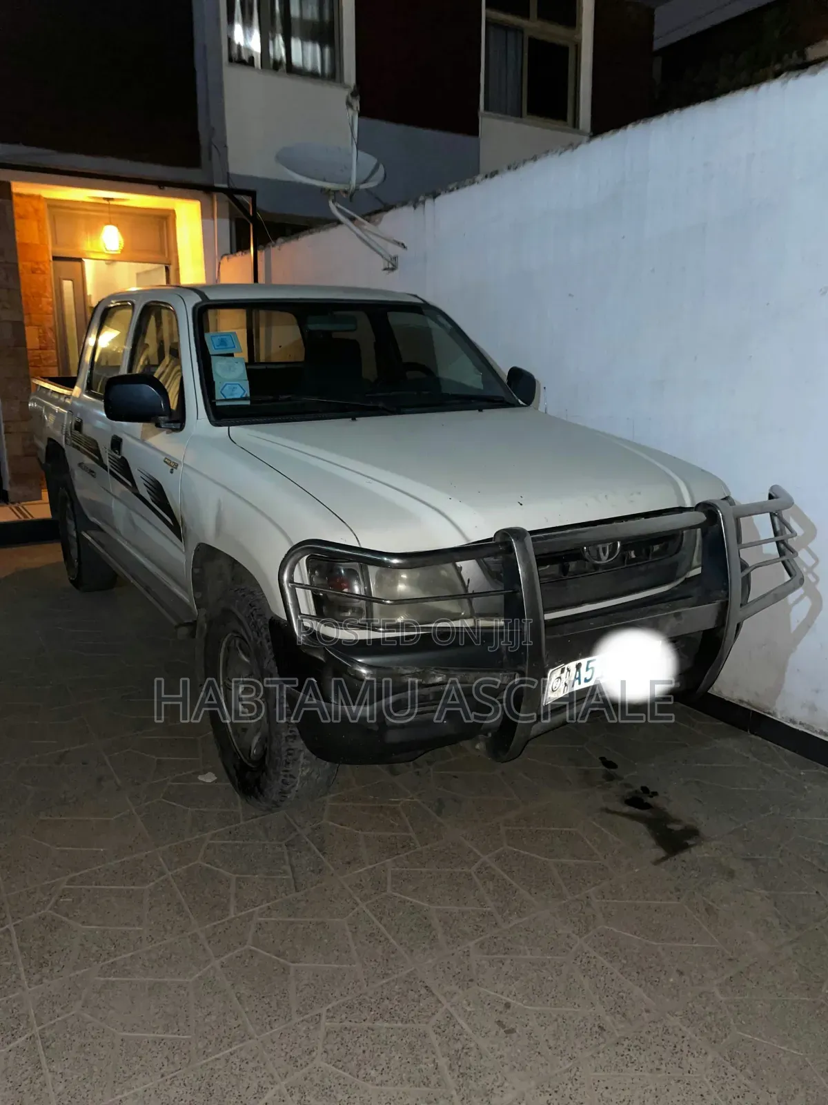 Toyota Hilux 2003 White
