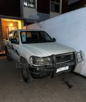 Toyota Hilux 2003 White