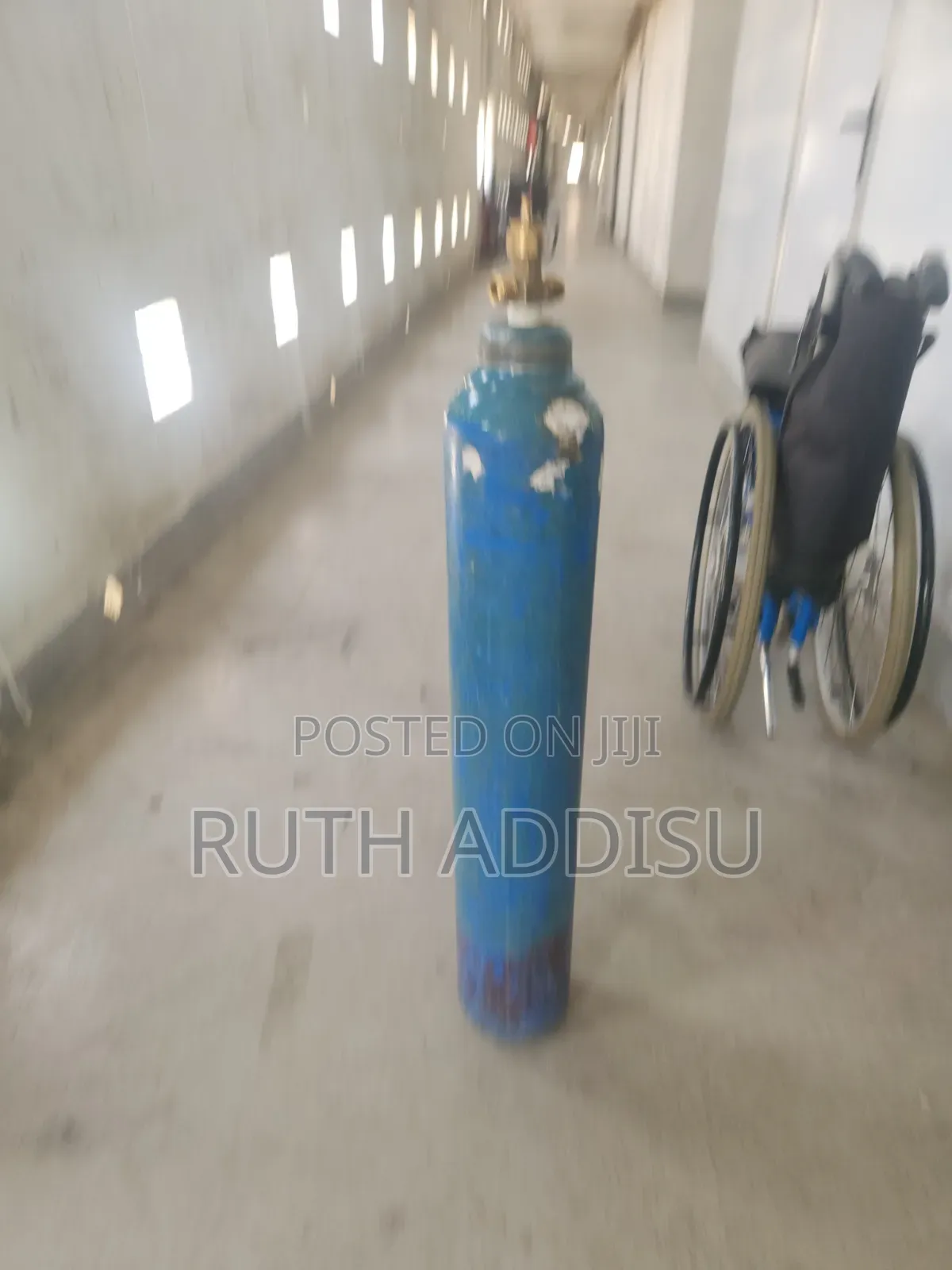 Oxygen Gas Cylinder Appears to Be a High-Pressure Vessel for Storing