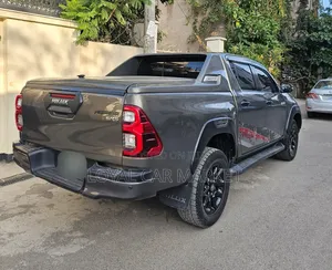 Toyota Hilux 2022 Gray