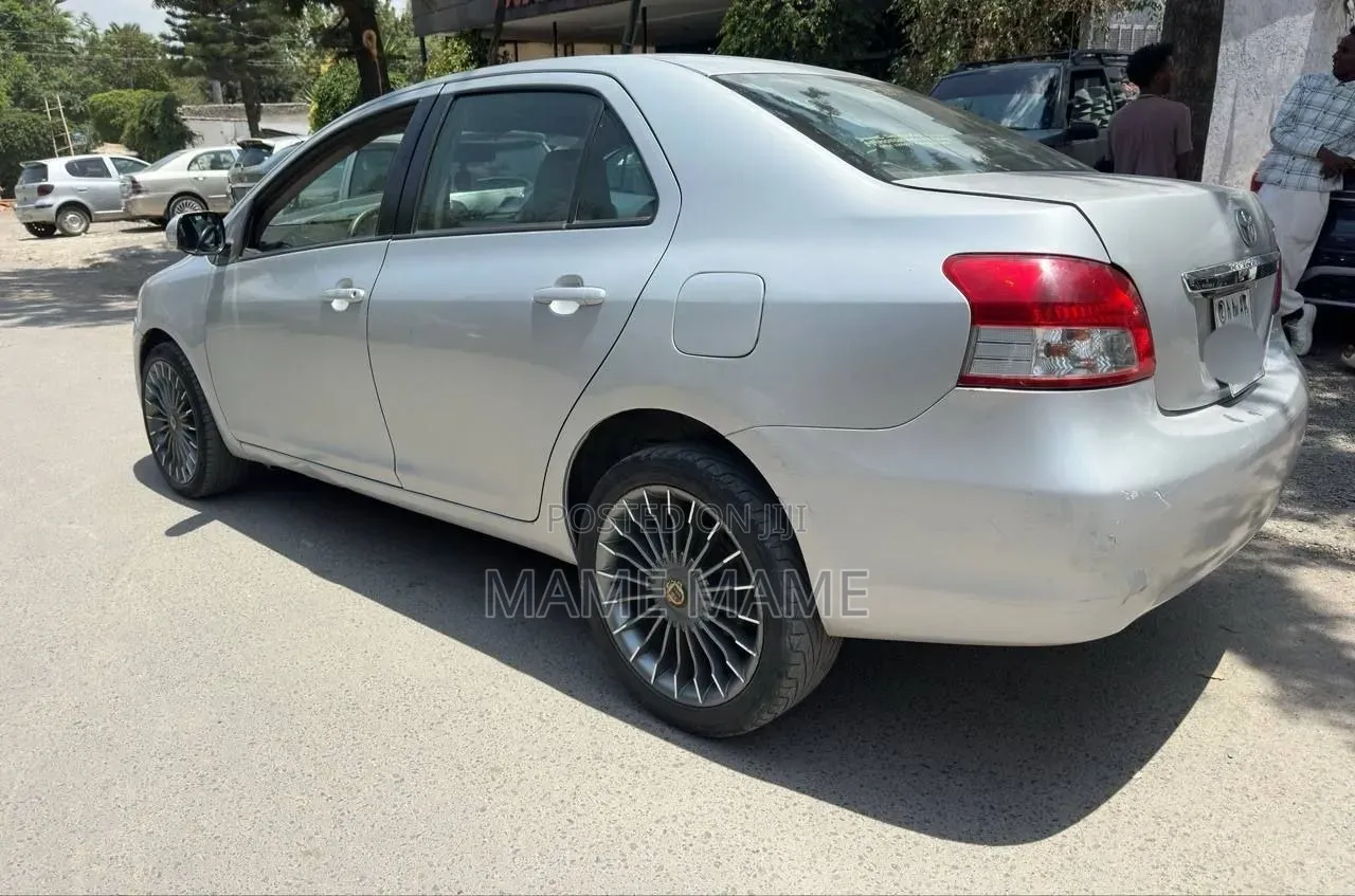 Toyota Belta 2010 Silver