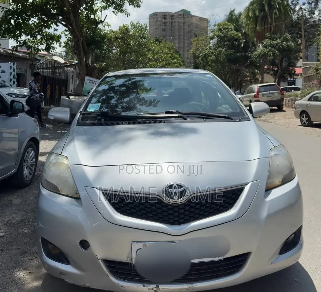 Toyota Belta 2010 Silver