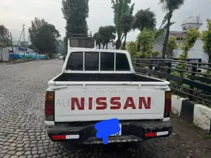Nissan Pick-Up 1989 White