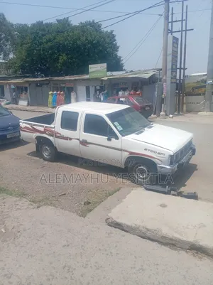 Nissan Pick-Up 1989 White