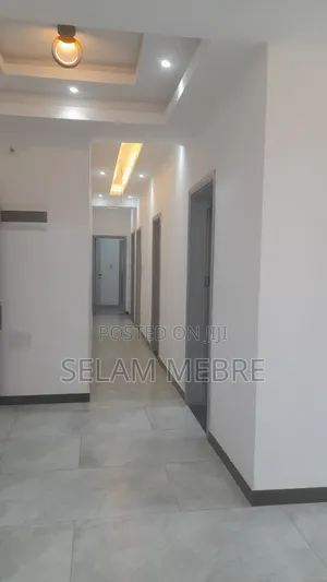 3bdrm Apartment in ኢማሮሽ, Arada for sale
