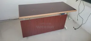 140 የቢሮ ጠረጴዛ (ከፍ ዝቅ የሚል ተነቃቃይ) Office Table